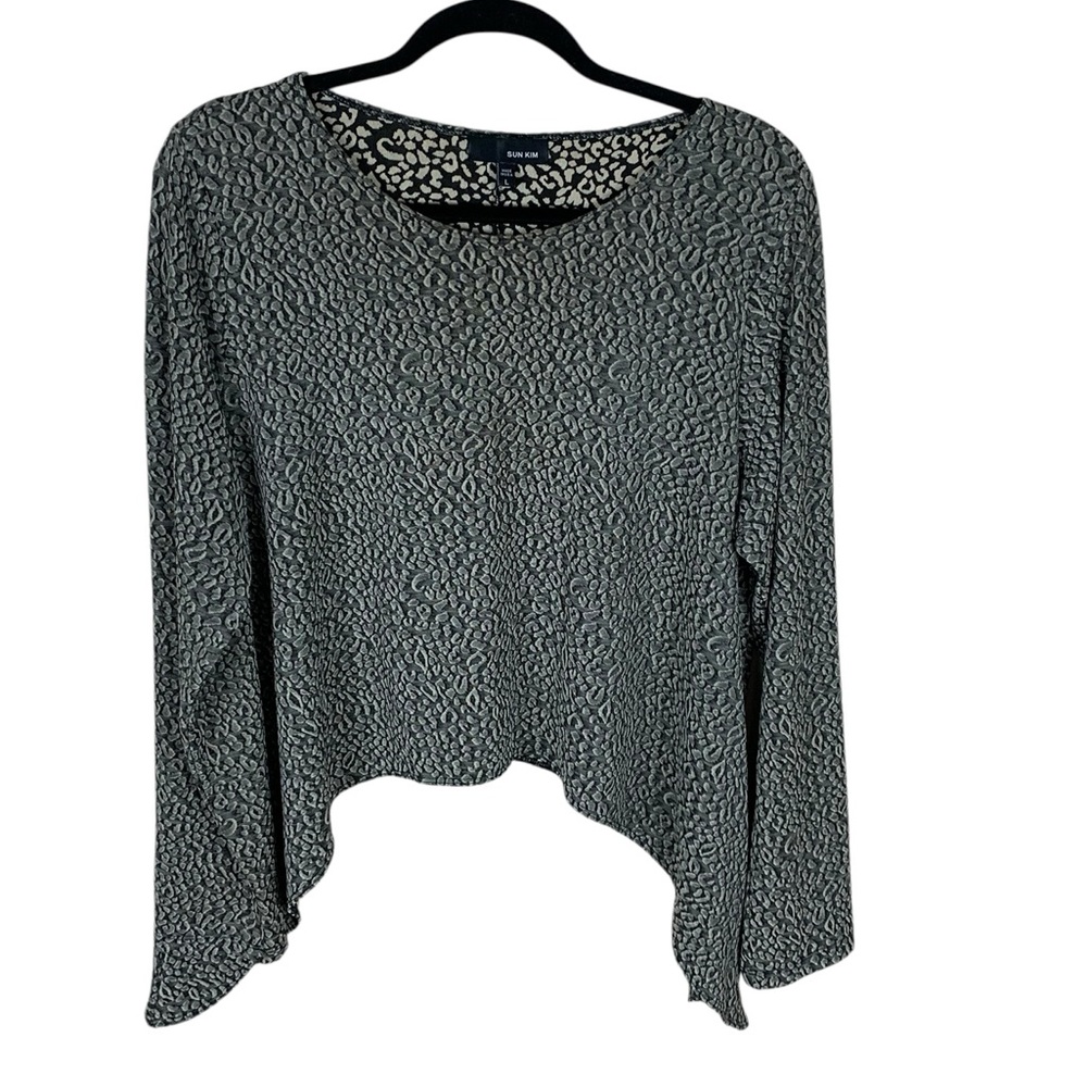LAST CHANCE!! Sun Kim Leopard Print Long Sleeve Shark Bite Hem Top Size L